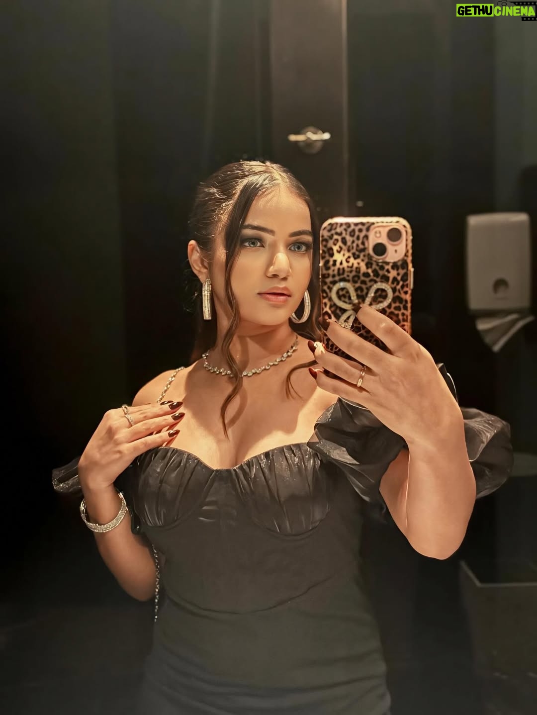 Shumayla Shaikh - 1.3K Likes - I love you always forever 🎀🦋💋

Makeup & hairstyle @namra.makeupartist 
Edit @innocent_zaid____ 

#trending #love #girlfriend #explore #instalove #look #black #hot #pose