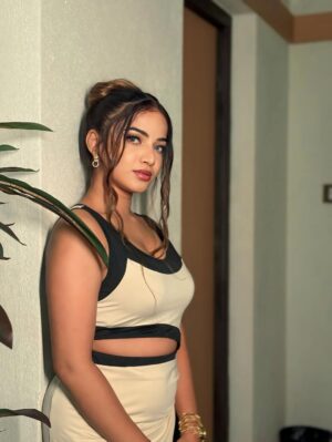 Shumayla Shaikh Instagram - Out of your mind š¤š„
Makeup @namra.makeupartist
Edit @innocent_zaid____
#trending #explore #hot #instamood #intagram #instafit #look
