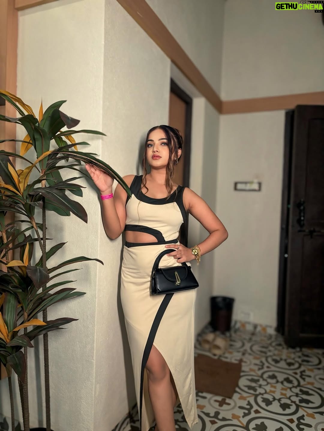 Shumayla Shaikh - 1.3K Likes - Out of your mind 🖤🔥 

Makeup @namra.makeupartist 
Edit @innocent_zaid____ 

#trending #explore #hot #instamood #intagram #instafit #look