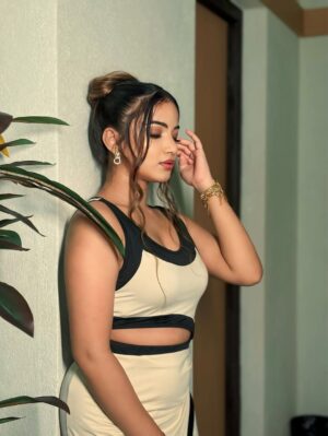 Shumayla Shaikh Instagram - Out of your mind š¤š„
Makeup @namra.makeupartist
Edit @innocent_zaid____
#trending #explore #hot #instamood #intagram #instafit #look