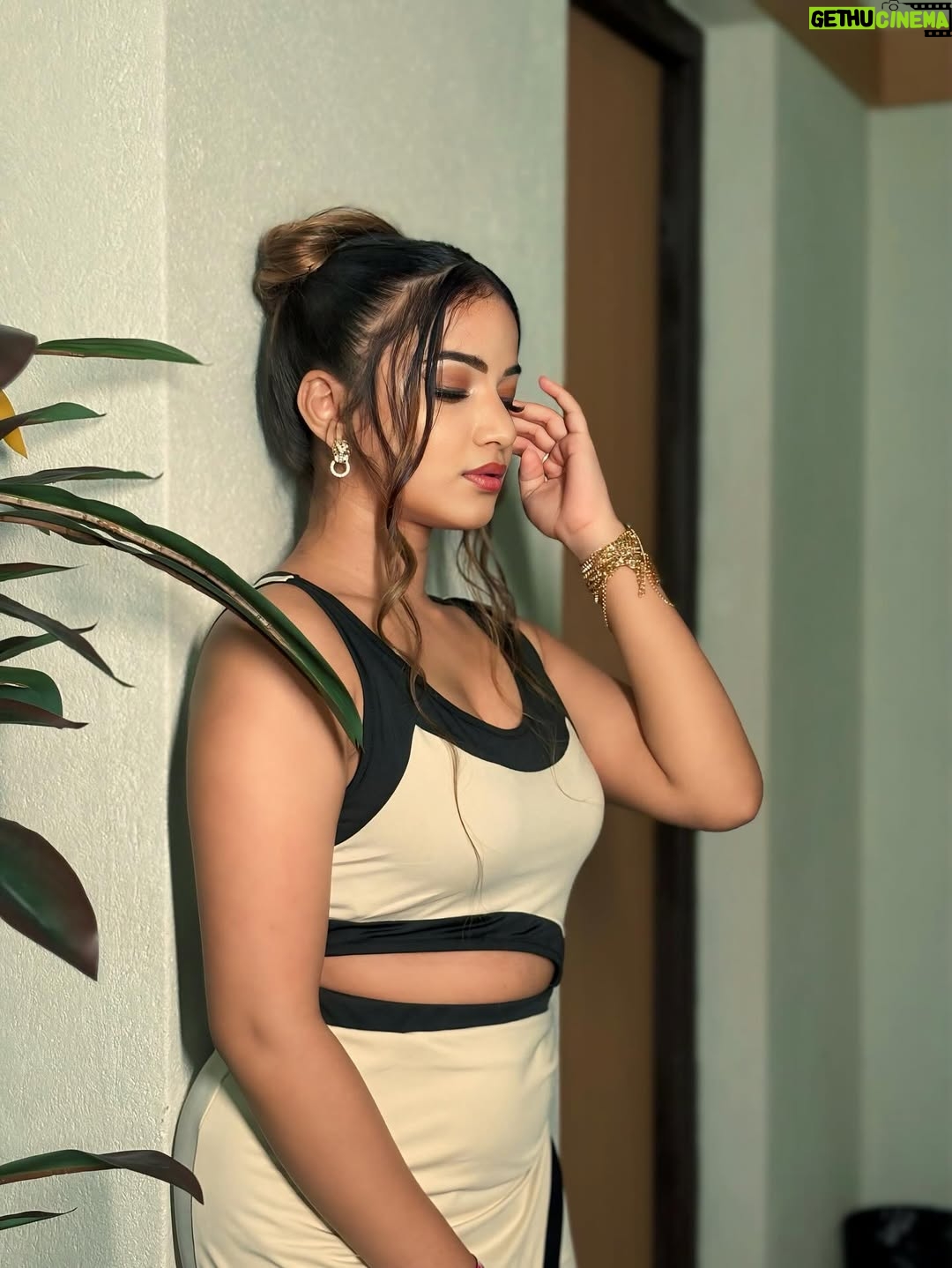 Shumayla Shaikh - 1.3K Likes - Out of your mind 🖤🔥 

Makeup @namra.makeupartist 
Edit @innocent_zaid____ 

#trending #explore #hot #instamood #intagram #instafit #look