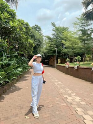 Shumayla Shaikh Instagram - Just happy to be here šš
Edit @innocent_zaid____
#trending #trip #explore #instagram #love #family