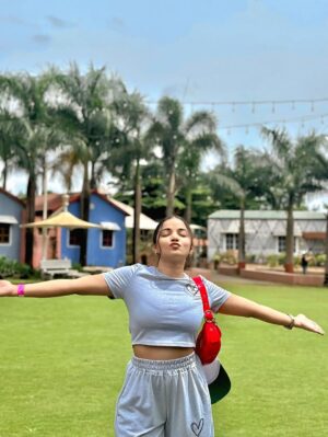 Shumayla Shaikh Instagram - Just happy to be here šš
Edit @innocent_zaid____
#trending #trip #explore #instagram #love #family