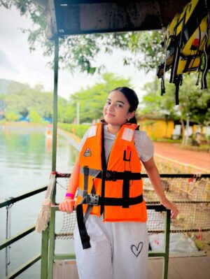 Shumayla Shaikh Instagram - Just happy to be here šš
Edit @innocent_zaid____
#trending #trip #explore #instagram #love #family
