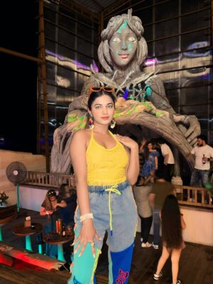 Shumayla Shaikh Instagram - More than you can handle āØš¼
Edit @innocent_zaid____
#instafit #instamood #instagram #party #outfit #goa #instamusic #instafood #instafashion