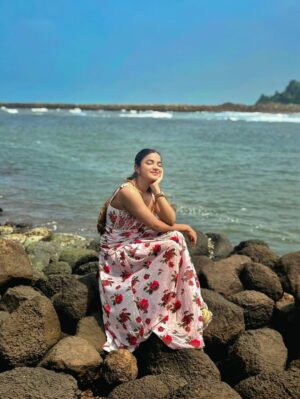 Shumayla Shaikh Instagram - Smile šø
Edit @innocent_zaid____
#instapic #instagram #instagood #beach #stone #trending #explore