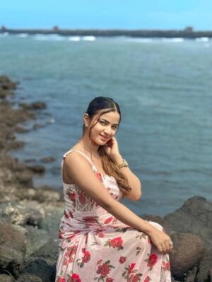 Shumayla Shaikh Instagram - Smile šø
Edit @innocent_zaid____
#instapic #instagram #instagood #beach #stone #trending #explore