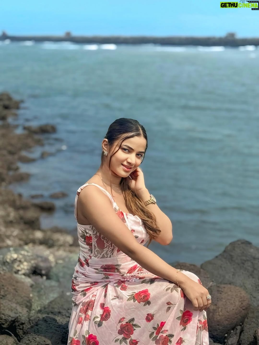 Shumayla Shaikh - 1.1K Likes - Smile 🌸

Edit @innocent_zaid____ 

#instapic #instagram #instagood #beach #stone #trending #explore