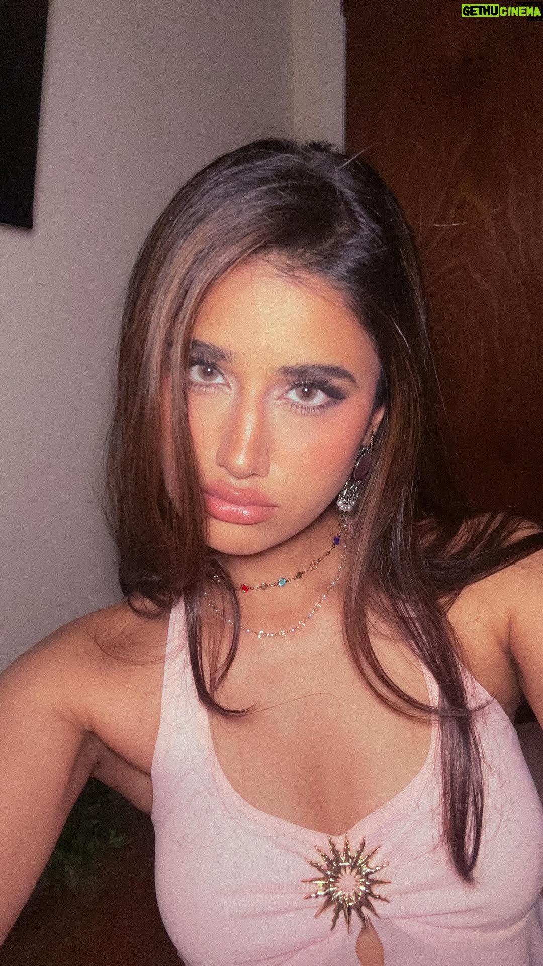 Shweta Bhintade - 17.6K Likes - Ahhhh! 

Top: @loveviana.in 
Accessories: @naaristore.in