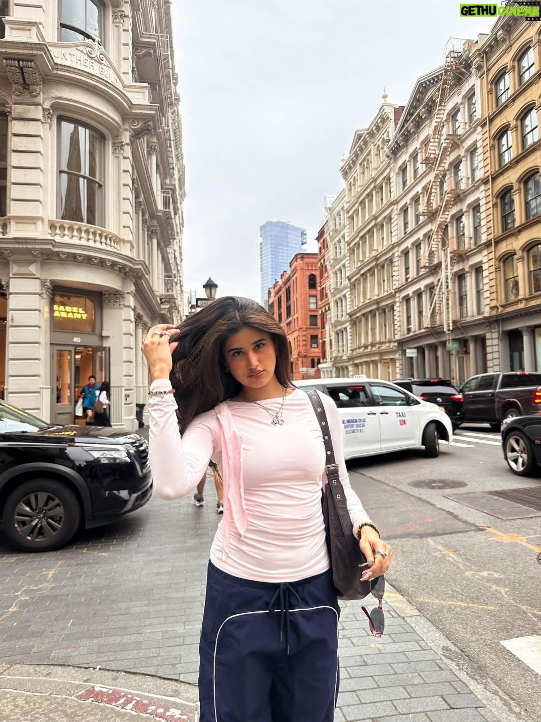 Shweta Bhintade - 23.1K Likes - Yew Nork

Accessories: @arykai.collective 
Top: @savana 
Coupon code: shweta38