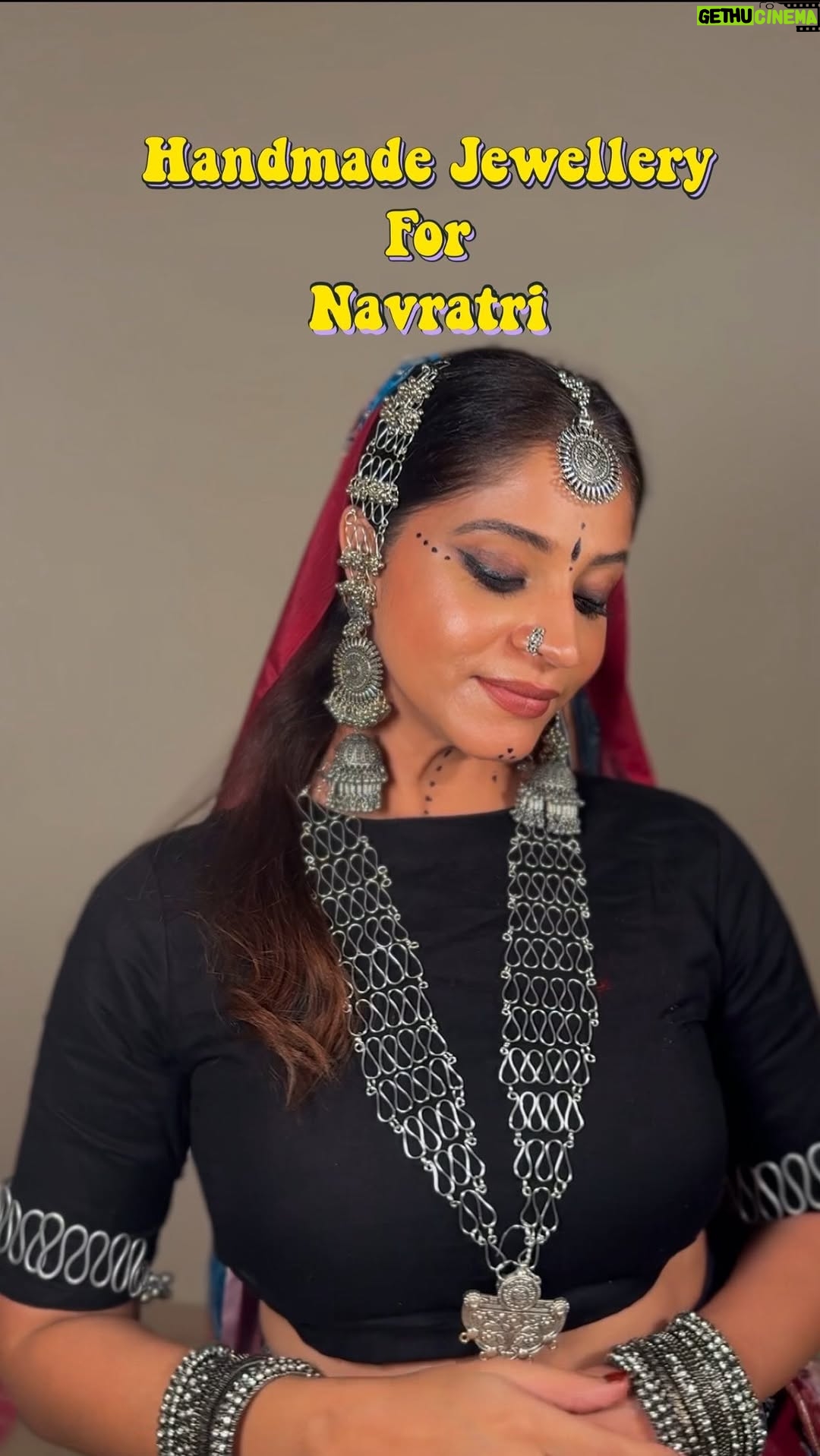 Shweta Mahadik - 134K Likes - Try this technique to make earrings, neck pieces, kamar patta and payals.😍 

#diy 
#diychachi 
#shwetamahadik 
#handmade 
#art 
#fashion 
#garba 
#navratri 
#jewelry 
#hacks