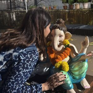 Shweta Mahadik Instagram - Taking blessings, keeping memories! Pudhchya varshi lavkar ya bappa❤️❤️❤️

#ganpatibappamorya