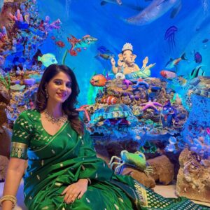 Shweta Mahadik Instagram - Taking blessings, keeping memories! Pudhchya varshi lavkar ya bappa❤️❤️❤️

#ganpatibappamorya