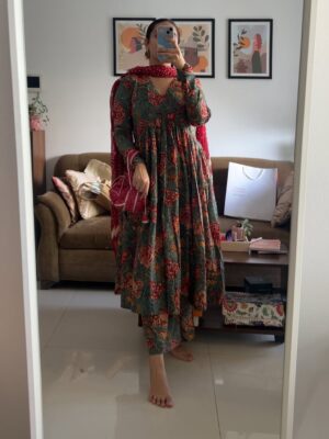 Siddhi Doshi Instagram - Random August things that somehow make sense together 🌸🧿🤌🏻✨ #grateful #aug #randommoments