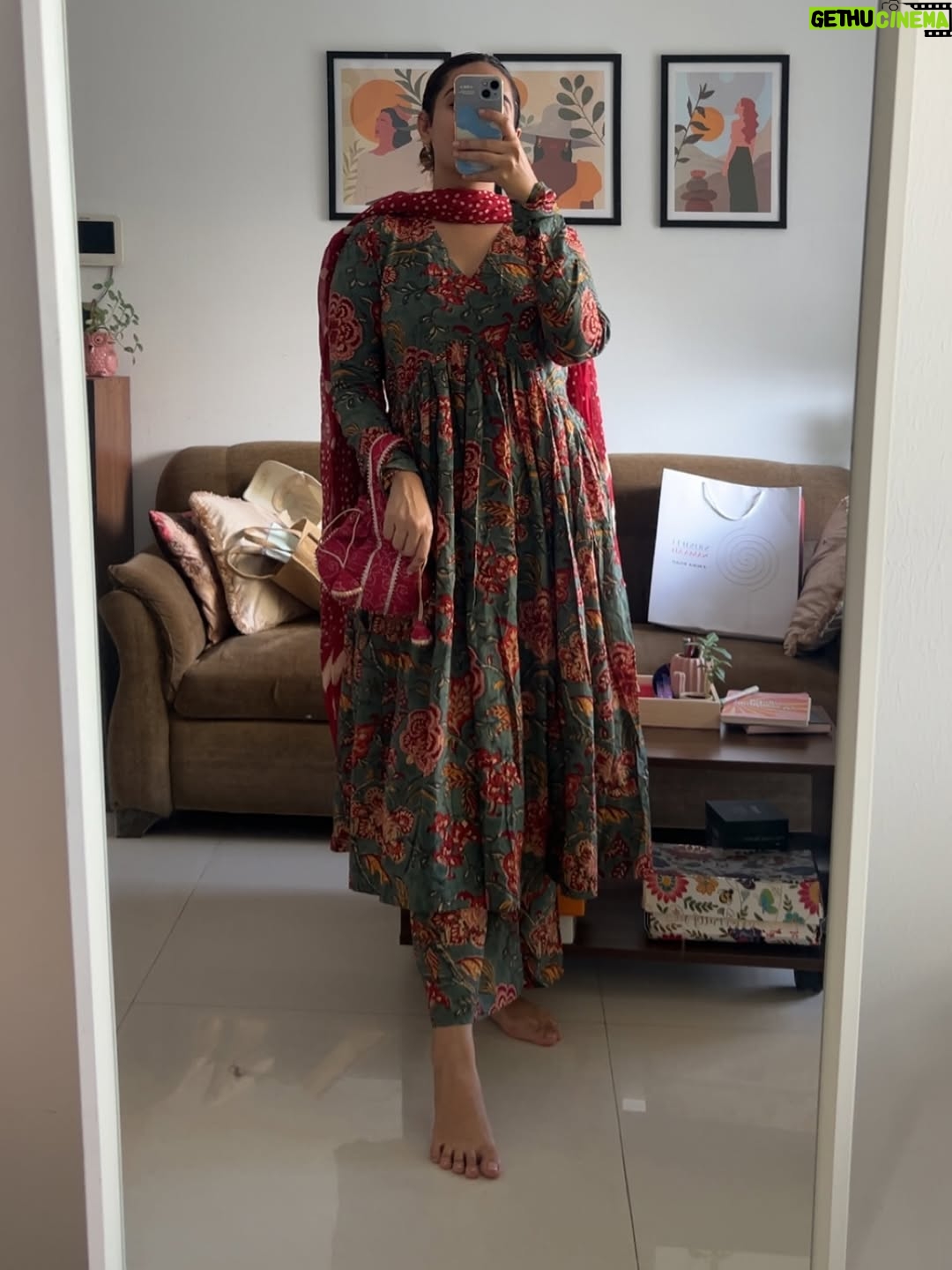 Siddhi Doshi - 550 Likes - Random August things that somehow make sense together 🌸🧿🤌🏻✨ #grateful #aug #randommoments