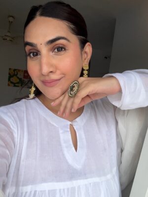 Siddhi Doshi Instagram - Random August things that somehow make sense together 🌸🧿🤌🏻✨ #grateful #aug #randommoments
