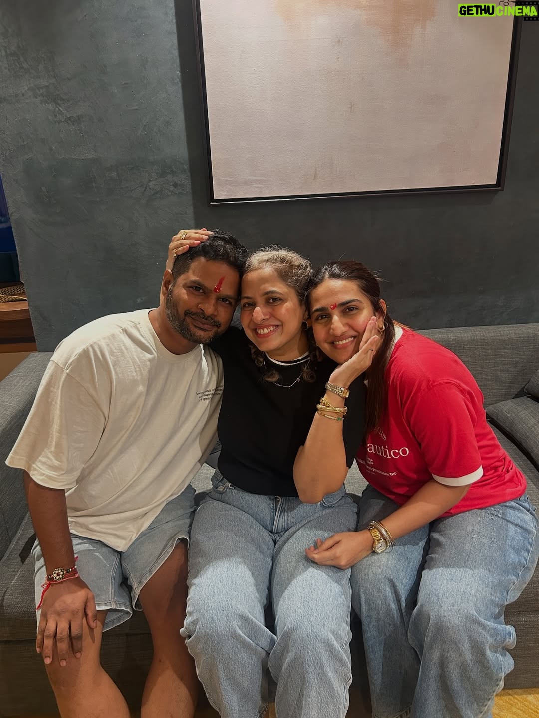 Siddhi Doshi - 550 Likes - Random August things that somehow make sense together 🌸🧿🤌🏻✨ #grateful #aug #randommoments