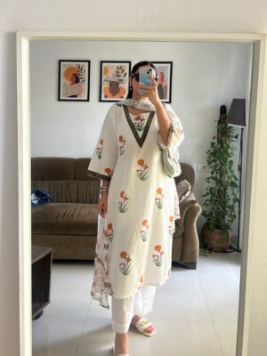 Siddhi Doshi Instagram - Random August things that somehow make sense together 🌸🧿🤌🏻✨ #grateful #aug #randommoments