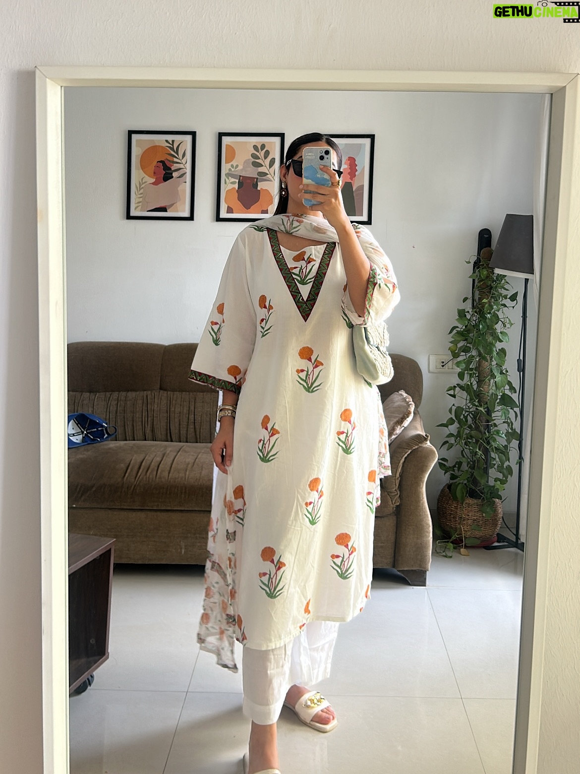 Siddhi Doshi - 550 Likes - Random August things that somehow make sense together 🌸🧿🤌🏻✨ #grateful #aug #randommoments