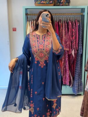 Siddhi Doshi Instagram - Random August things that somehow make sense together 🌸🧿🤌🏻✨ #grateful #aug #randommoments