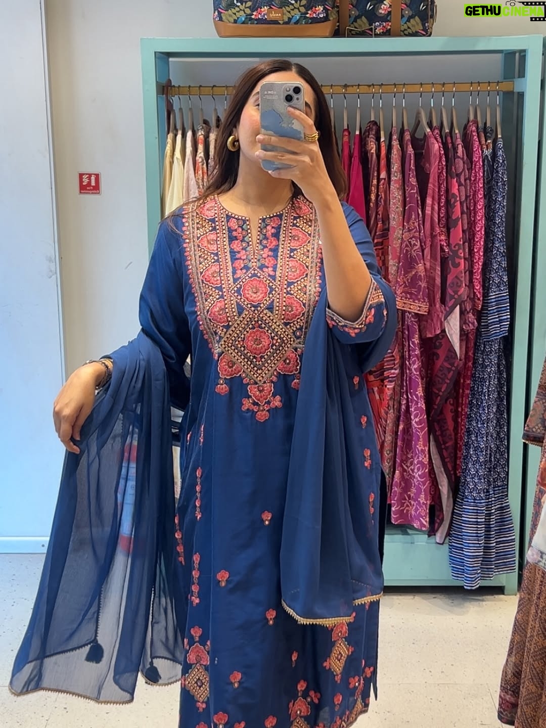 Siddhi Doshi - 550 Likes - Random August things that somehow make sense together 🌸🧿🤌🏻✨ #grateful #aug #randommoments