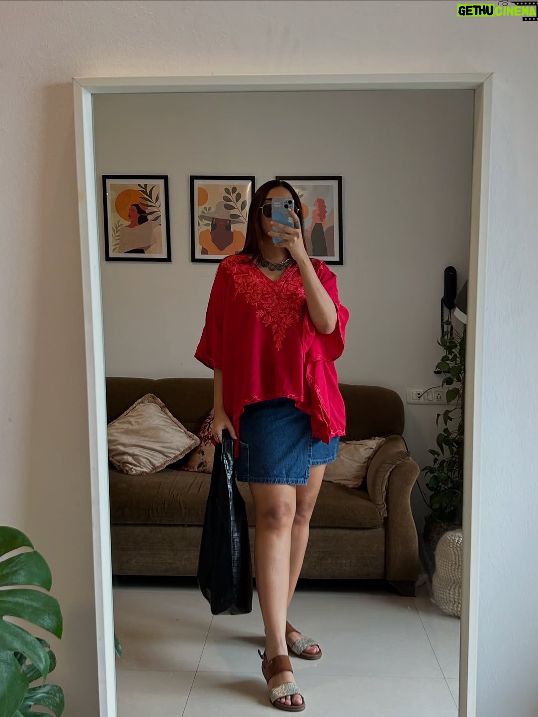 Siddhi Doshi - 543 Likes - POV: my camera roll is 90% outfits💁‍♀️❤️😎 
Outfit links are mentioned in the Highlights ❤️💫#AliittleOutfitump #festivevibe #easystyling