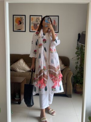 Siddhi Doshi Instagram - POV: my camera roll is 90% outfits💁♀️❤️😎
Outfit links are mentioned in the Highlights ❤️💫#AliittleOutfitump #festivevibe #easystyling
