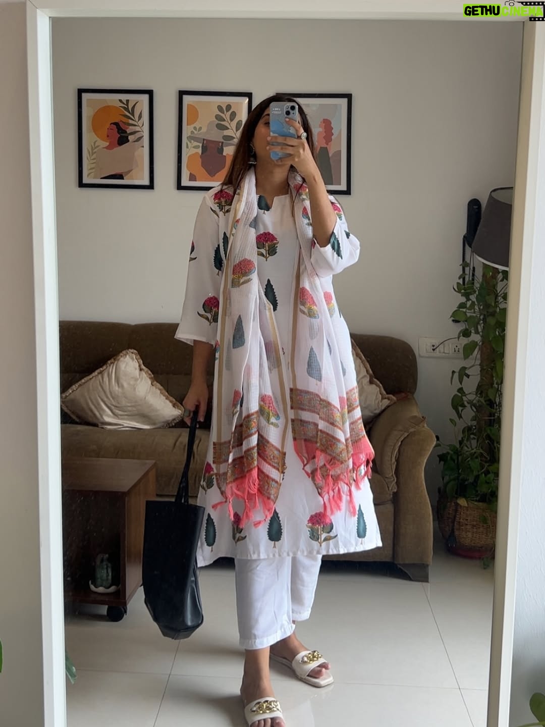 Siddhi Doshi - 543 Likes - POV: my camera roll is 90% outfits💁‍♀️❤️😎 
Outfit links are mentioned in the Highlights ❤️💫#AliittleOutfitump #festivevibe #easystyling