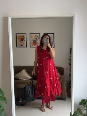 Siddhi Doshi Instagram - POV: my camera roll is 90% outfits💁♀️❤️😎
Outfit links are mentioned in the Highlights ❤️💫#AliittleOutfitump #festivevibe #easystyling