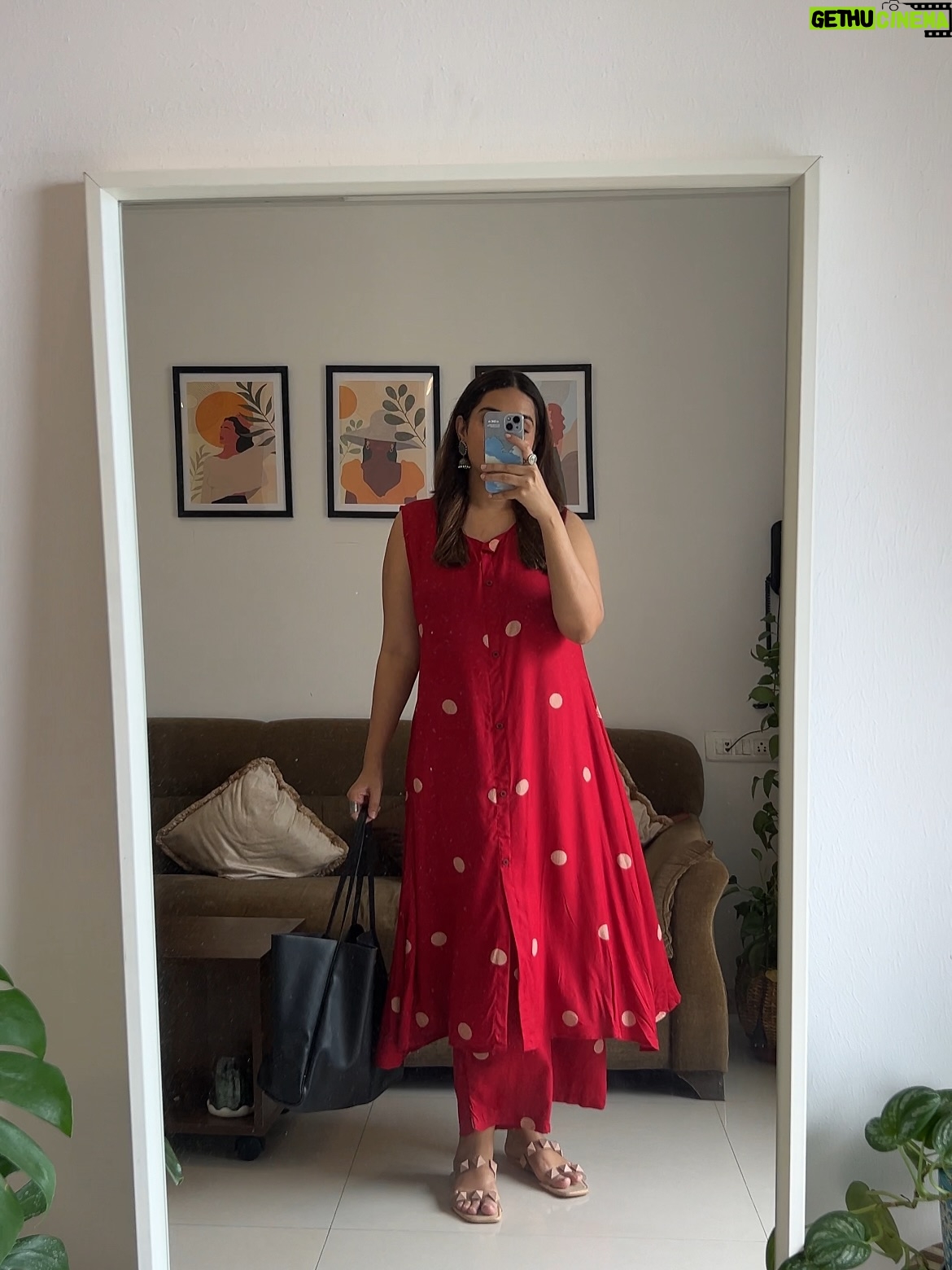 Siddhi Doshi - 543 Likes - POV: my camera roll is 90% outfits💁‍♀️❤️😎 
Outfit links are mentioned in the Highlights ❤️💫#AliittleOutfitump #festivevibe #easystyling