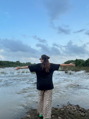 Siddhi Doshi Instagram - It’s amazing how just a few minutes in nature can completely shift your mood.🌴🌸🌻🌿🧿🏞️