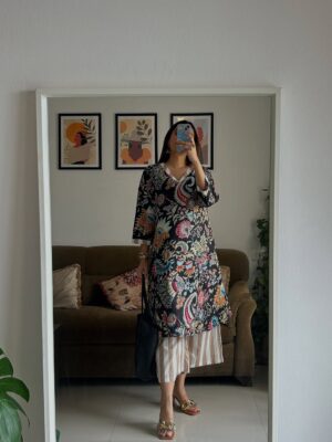 Siddhi Doshi Instagram - POV: my camera roll is 90% outfits💁♀️❤️😎
Outfit links are mentioned in the Highlights ❤️💫#AliittleOutfitump #festivevibe #easystyling