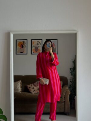 Siddhi Doshi Instagram - POV: my camera roll is 90% outfits💁♀️❤️😎
Outfit links are mentioned in the Highlights ❤️💫#AliittleOutfitump #festivevibe #easystyling