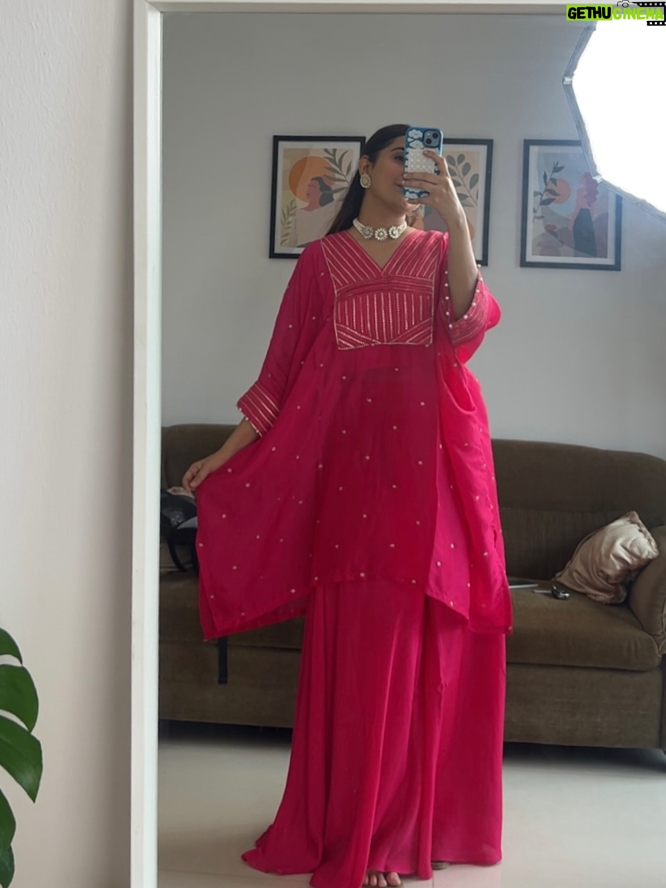 Siddhi Doshi - 543 Likes - POV: my camera roll is 90% outfits💁‍♀️❤️😎 
Outfit links are mentioned in the Highlights ❤️💫#AliittleOutfitump #festivevibe #easystyling