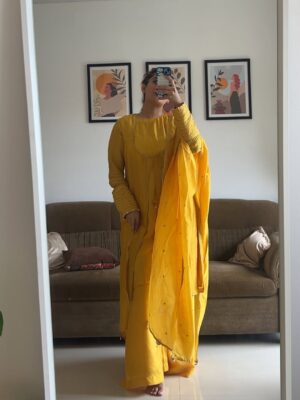 Siddhi Doshi Instagram - POV: my camera roll is 90% outfits💁♀️❤️😎
Outfit links are mentioned in the Highlights ❤️💫#AliittleOutfitump #festivevibe #easystyling