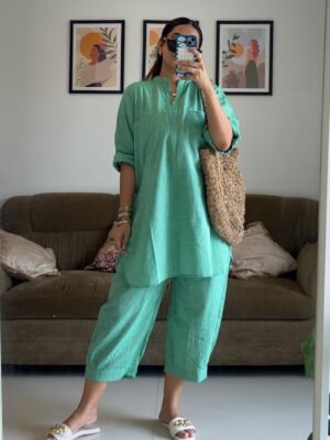 Siddhi Doshi Instagram - POV: my camera roll is 90% outfits💁♀️❤️😎
Outfit links are mentioned in the Highlights ❤️💫#AliittleOutfitump #festivevibe #easystyling