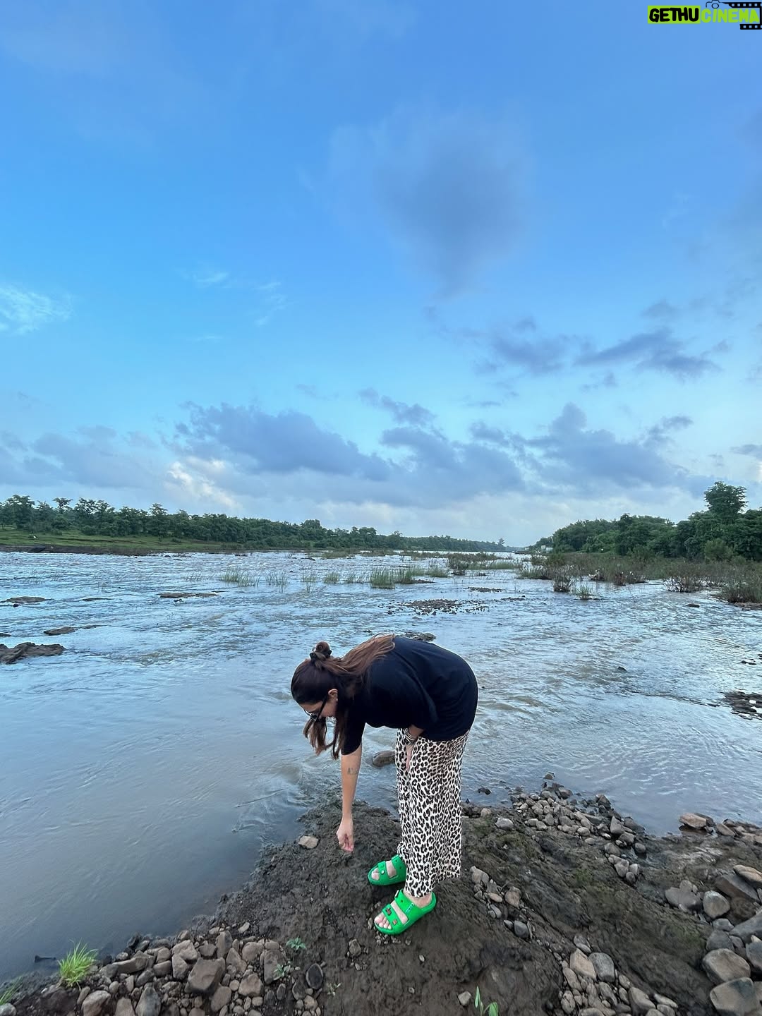 Siddhi Doshi - 489 Likes - It’s amazing how just a few minutes in nature can completely shift your mood.🌴🌸🌻🌿🧿🏞️