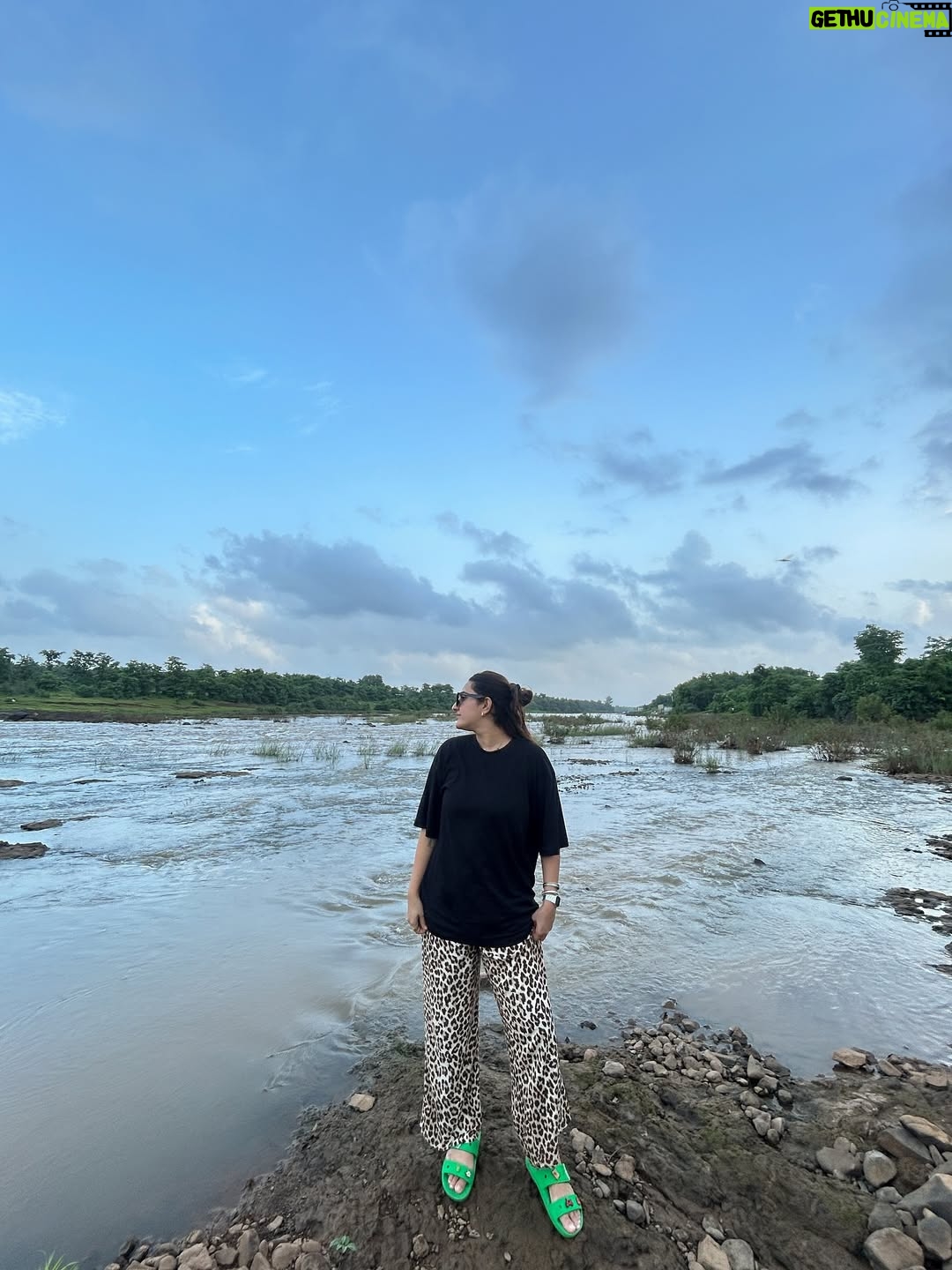 Siddhi Doshi - 489 Likes - It’s amazing how just a few minutes in nature can completely shift your mood.🌴🌸🌻🌿🧿🏞️