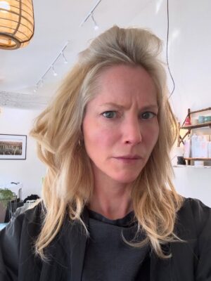 Sienna Guillory Instagram - Berlonde! New job new hair. Grateful it’s still all there. Thanks @thestudionorfolk @thelodgehair @avedauk #ittakesavillage
