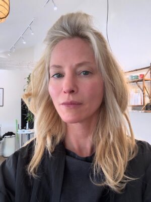 Sienna Guillory Instagram - Berlonde! New job new hair. Grateful it’s still all there. Thanks @thestudionorfolk @thelodgehair @avedauk #ittakesavillage