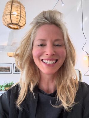 Sienna Guillory Instagram - Berlonde! New job new hair. Grateful it’s still all there. Thanks @thestudionorfolk @thelodgehair @avedauk #ittakesavillage
