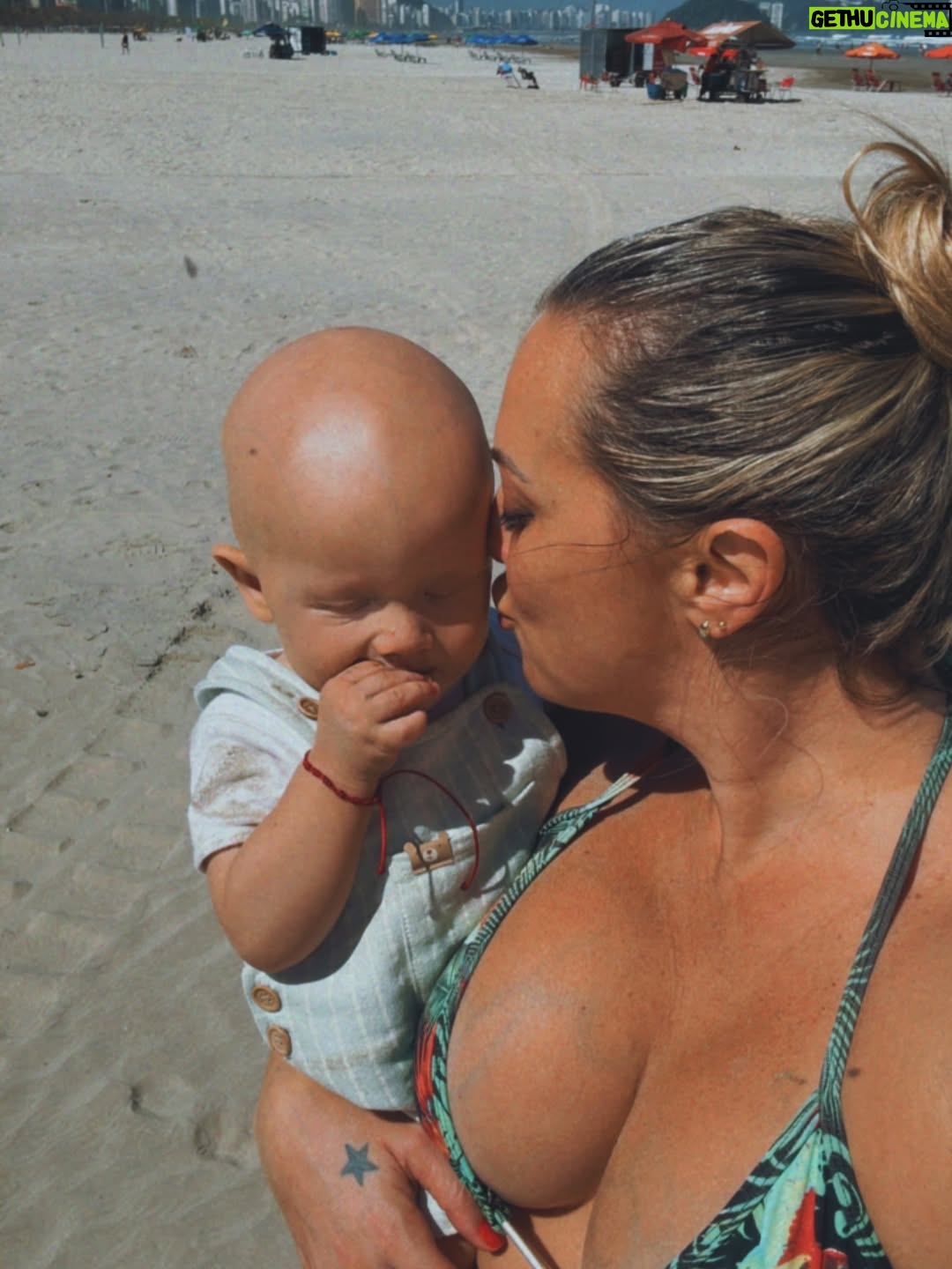 Sill Esteves - 1.4K Likes - 🌊✨ Vida real, sem filtro, mas com muito amor e bom humor!

Vc já parou pra pensar que até um simples passeio de praia vira risada e lembrança pra vida toda com o baby Thommy 💙

Todos os dias são momentos únicos que nós mães recebemos a permissão divina de criar memórias para nossos filhos!

Você sentiu uma “dor no coração” em vê-lo com a roupa limpinha se jogando na areia? Então, eu por alguns segundos também kkkk… mas logo depois que me veio esse sentimento de tirá-lo da areia e trocar a roupa dele antes dele brincar na areia, pensei: “tudo na vida é tão passageiro, até essa roupa linda que ele está vestindo, talvez amanhã não sirva mais, pois os bebês crescem tão rápido… porque vou me apegar a poupar a roupa que logo mais não serve nele, e deixar de permitir que ele se divirta na areia, brincando, dando risada?” Foi aí que relaxei e deixei ele brincar e também fui curtir com ele… roupa depois lava, roupa fica pequena… as memórias ficam pra sempre! E as roupas fazem parte dessa memória, quero meu filho sempre lindo, adoro vesti-lo com vários looks diferentes, mas acima de tudo, quero ver meu filho feliz! 

A maternidade não é tarefa fácil e também não vamos romantizar… 

👉 Aqui você vai encontrar maternidade leve, histórias que parecem com as suas e, claro, o com humor! 

Se você acredita que família também é palco de alegria e conexão, já segue e fica por aqui. Essa jornada só está começando 😉

#sill #sillesteves #DeRepenteFamília #MaternidadeComHumor #FamíliaReal #praiadesantos #comedia #familia #familytime #maternidade #praia #beach #amor #love #filho #santos