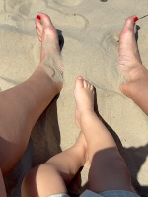 Sill Esteves Instagram - 🌊✨ Vida real, sem filtro, mas com muito amor e bom humor!
Vc já parou pra pensar que até um simples passeio de praia vira risada e lembrança pra vida toda com o baby Thommy 💙
Todos os dias são momentos únicos que nós mães recebemos a permissão divina de criar memórias para nossos filhos!
Você sentiu uma “dor no coração” em vê-lo com a roupa limpinha se jogando na areia? Então, eu por alguns segundos também kkkk… mas logo depois que me veio esse sentimento de tirá-lo da areia e trocar a roupa dele antes dele brincar na areia, pensei: “tudo na vida é tão passageiro, até essa roupa linda que ele está vestindo, talvez amanhã não sirva mais, pois os bebês crescem tão rápido… porque vou me apegar a poupar a roupa que logo mais não serve nele, e deixar de permitir que ele se divirta na areia, brincando, dando risada?” Foi aí que relaxei e deixei ele brincar e também fui curtir com ele… roupa depois lava, roupa fica pequena… as memórias ficam pra sempre! E as roupas fazem parte dessa memória, quero meu filho sempre lindo, adoro vesti-lo com vários looks diferentes, mas acima de tudo, quero ver meu filho feliz!
A maternidade não é tarefa fácil e também não vamos romantizar…
👉 Aqui você vai encontrar maternidade leve, histórias que parecem com as suas e, claro, o com humor!
Se você acredita que família também é palco de alegria e conexão, já segue e fica por aqui. Essa jornada só está começando 😉
#sill #sillesteves #DeRepenteFamília #MaternidadeComHumor #FamíliaReal #praiadesantos #comedia #familia #familytime #maternidade #praia #beach #amor #love #filho #santos