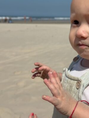 Sill Esteves Instagram - 🌊✨ Vida real, sem filtro, mas com muito amor e bom humor!
Vc já parou pra pensar que até um simples passeio de praia vira risada e lembrança pra vida toda com o baby Thommy 💙
Todos os dias são momentos únicos que nós mães recebemos a permissão divina de criar memórias para nossos filhos!
Você sentiu uma “dor no coração” em vê-lo com a roupa limpinha se jogando na areia? Então, eu por alguns segundos também kkkk… mas logo depois que me veio esse sentimento de tirá-lo da areia e trocar a roupa dele antes dele brincar na areia, pensei: “tudo na vida é tão passageiro, até essa roupa linda que ele está vestindo, talvez amanhã não sirva mais, pois os bebês crescem tão rápido… porque vou me apegar a poupar a roupa que logo mais não serve nele, e deixar de permitir que ele se divirta na areia, brincando, dando risada?” Foi aí que relaxei e deixei ele brincar e também fui curtir com ele… roupa depois lava, roupa fica pequena… as memórias ficam pra sempre! E as roupas fazem parte dessa memória, quero meu filho sempre lindo, adoro vesti-lo com vários looks diferentes, mas acima de tudo, quero ver meu filho feliz!
A maternidade não é tarefa fácil e também não vamos romantizar…
👉 Aqui você vai encontrar maternidade leve, histórias que parecem com as suas e, claro, o com humor!
Se você acredita que família também é palco de alegria e conexão, já segue e fica por aqui. Essa jornada só está começando 😉
#sill #sillesteves #DeRepenteFamília #MaternidadeComHumor #FamíliaReal #praiadesantos #comedia #familia #familytime #maternidade #praia #beach #amor #love #filho #santos