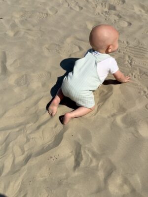 Sill Esteves Instagram - 🌊✨ Vida real, sem filtro, mas com muito amor e bom humor!
Vc já parou pra pensar que até um simples passeio de praia vira risada e lembrança pra vida toda com o baby Thommy 💙
Todos os dias são momentos únicos que nós mães recebemos a permissão divina de criar memórias para nossos filhos!
Você sentiu uma “dor no coração” em vê-lo com a roupa limpinha se jogando na areia? Então, eu por alguns segundos também kkkk… mas logo depois que me veio esse sentimento de tirá-lo da areia e trocar a roupa dele antes dele brincar na areia, pensei: “tudo na vida é tão passageiro, até essa roupa linda que ele está vestindo, talvez amanhã não sirva mais, pois os bebês crescem tão rápido… porque vou me apegar a poupar a roupa que logo mais não serve nele, e deixar de permitir que ele se divirta na areia, brincando, dando risada?” Foi aí que relaxei e deixei ele brincar e também fui curtir com ele… roupa depois lava, roupa fica pequena… as memórias ficam pra sempre! E as roupas fazem parte dessa memória, quero meu filho sempre lindo, adoro vesti-lo com vários looks diferentes, mas acima de tudo, quero ver meu filho feliz!
A maternidade não é tarefa fácil e também não vamos romantizar…
👉 Aqui você vai encontrar maternidade leve, histórias que parecem com as suas e, claro, o com humor!
Se você acredita que família também é palco de alegria e conexão, já segue e fica por aqui. Essa jornada só está começando 😉
#sill #sillesteves #DeRepenteFamília #MaternidadeComHumor #FamíliaReal #praiadesantos #comedia #familia #familytime #maternidade #praia #beach #amor #love #filho #santos