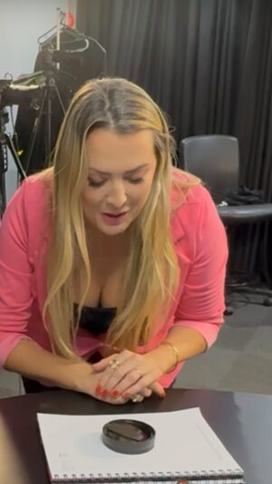 Sill Esteves Instagram - Alexia faz isso?
Jajá sai minha participação no @pagodecast_ aguardeeeem
#sillesteves #humor #comedia #comedy #amor #comedian #humorismo #theoffice #xaxa #didi #sill #comedians #happy #alexia #podcast