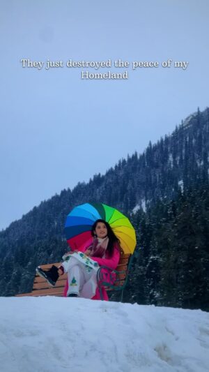 Simar Rajput Instagram - Kashmir is the land that taught us what love is.ā š
.
.
.
.
.
.
.
#reelitfeelit #reelsinstagram #reelsindia #rƩel #viralvideos #kashmir #kashmiri ##kashmiri #autumnvibes #simarrajput
#travel