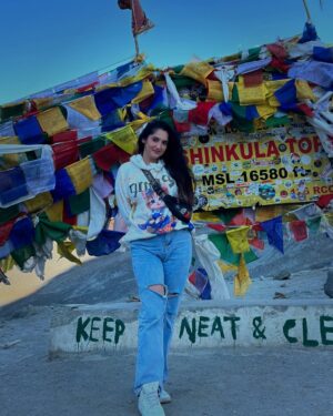 Simar Rajput Instagram - Yaahan Sirf Logon Ki Kami Hai
Sukoon Ki Nahi…

#travel #travelphotograph #wanderlust #traveldiaries #travelgram #exploretheworld #adventuretime #simarrajput #naturelovers #vacationvibes#shinkulapass 

(Adventure, Himalayas, Shinkula Pass, offbeat travel, road trip, mountain views, unexplored, high altitude, nature, wanderlust )