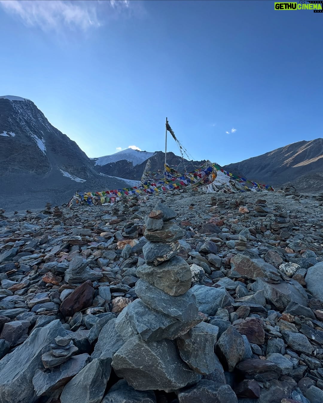 Simar Rajput - 1.2K Likes - Yaahan Sirf Logon Ki Kami Hai
Sukoon Ki Nahi…

#travel #travelphotograph #wanderlust #traveldiaries #travelgram #exploretheworld #adventuretime #simarrajput #naturelovers #vacationvibes#shinkulapass 

(Adventure, Himalayas, Shinkula Pass, offbeat travel, road trip, mountain views, unexplored, high altitude, nature, wanderlust )