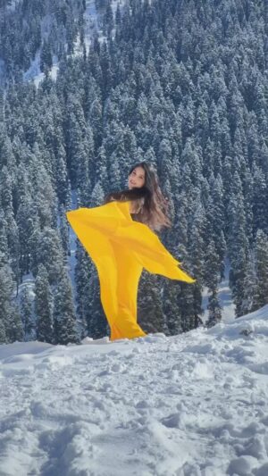 Simar Rajput Instagram - Kaisa laga fam comment m batao 🥹
.
.
.
.
#sarre  #saree #kashmir #kashmirvalley #viral #bollywood #srk #kajol #reels #reelsinstagram #reelsvideo #simarrajput